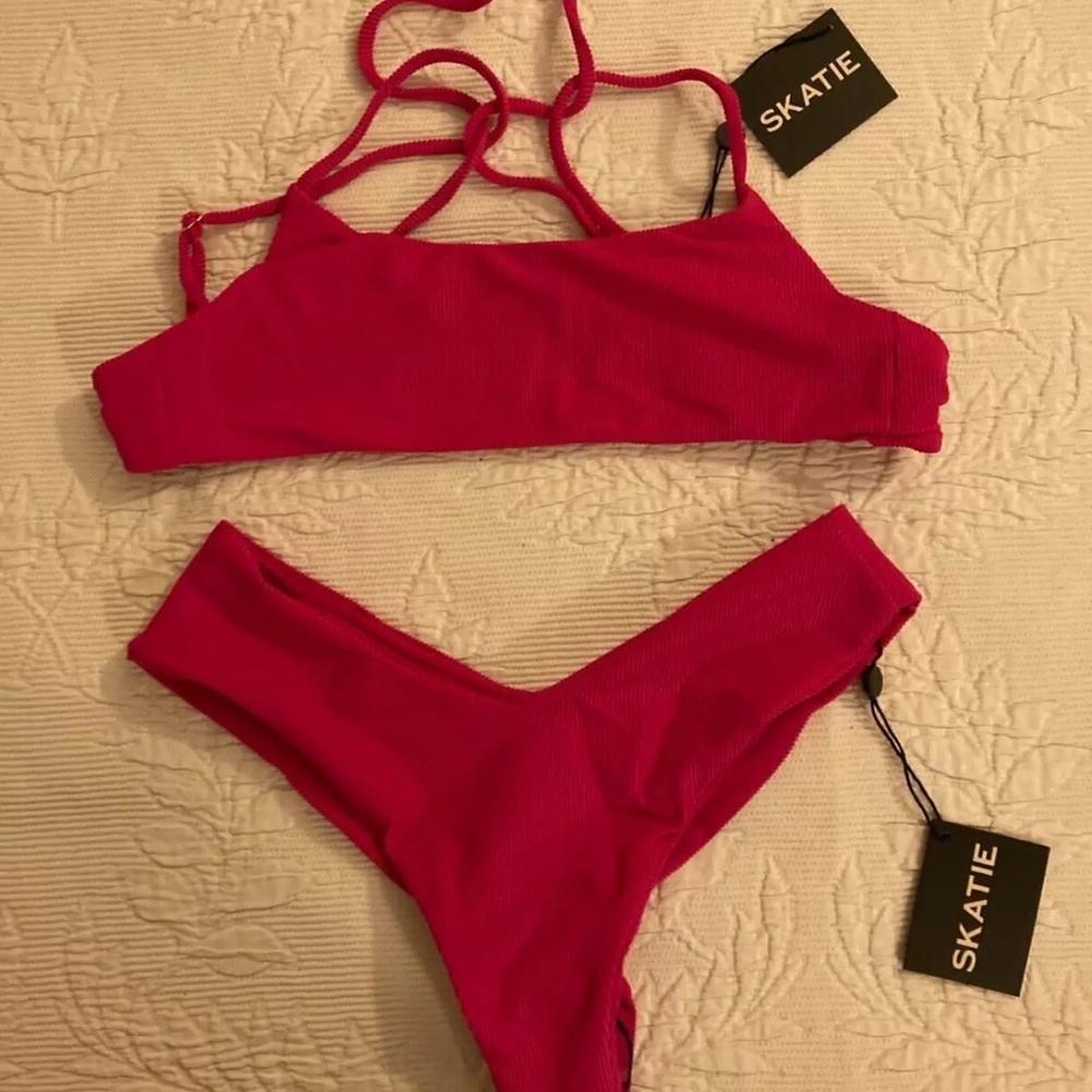 New with tags Skatie small bikini set. Magenta ribbed